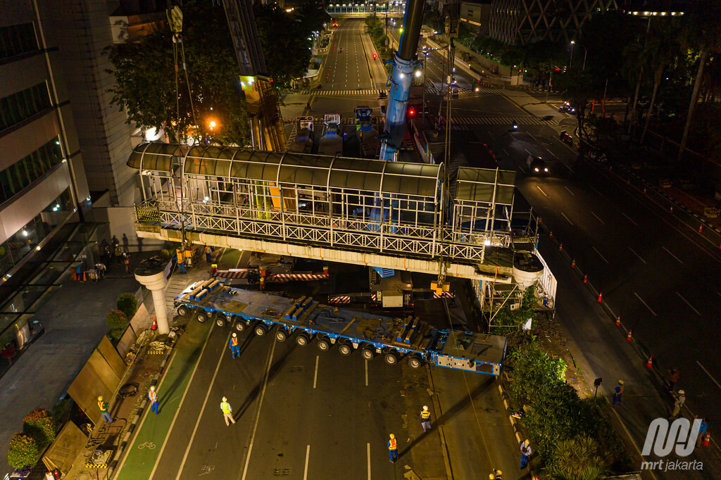     Gelagar JPO BI diangkat dan diletakkan di atas multi axle trailer. Foto oleh PT MRT Jakarta (Perseroda)/Irwan Citrajaya